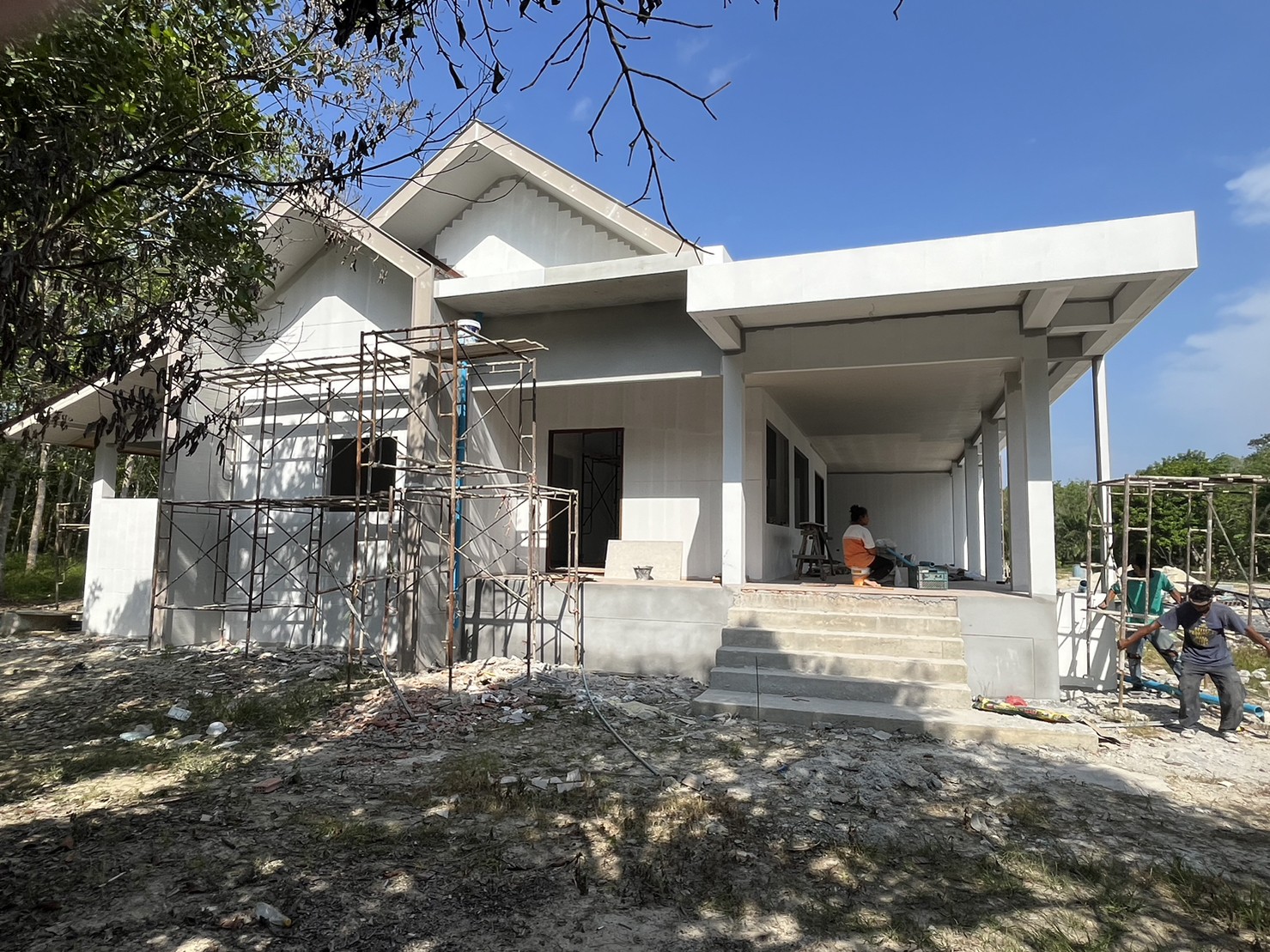 Site photograph of the Na Reng house: Entrance under construction