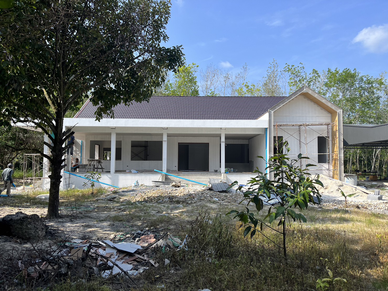 Site photograph of the Na Reng house: Long elevation during construction