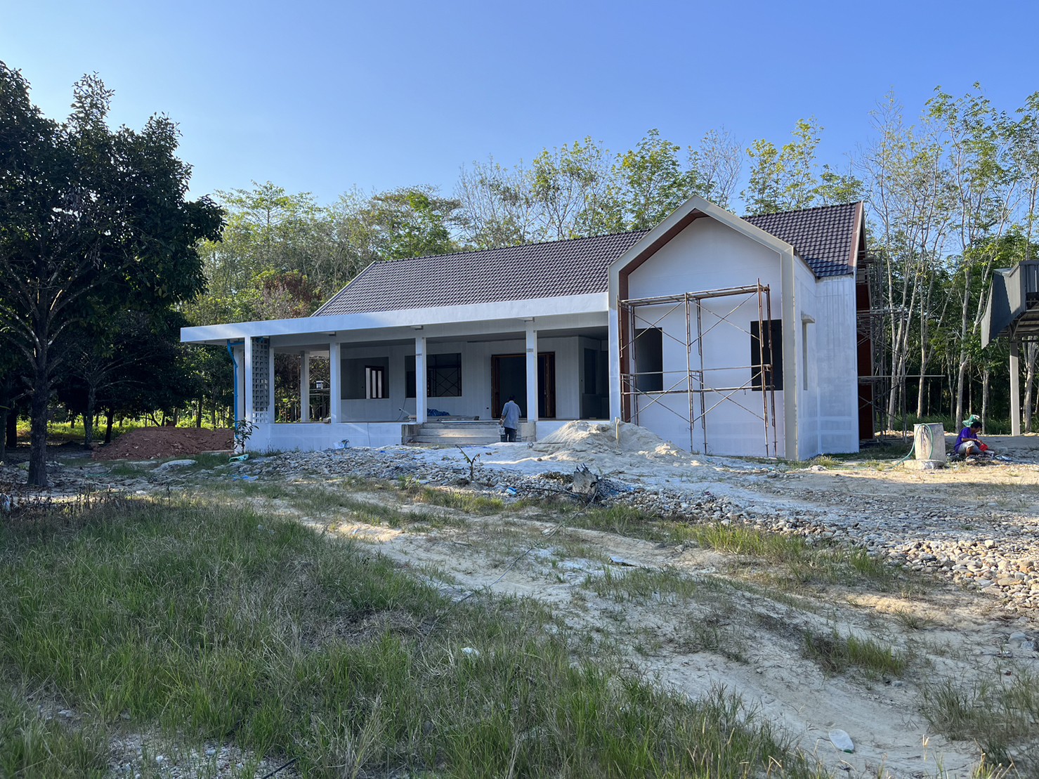 Site photograph of the Na Reng house: Exterior and site context