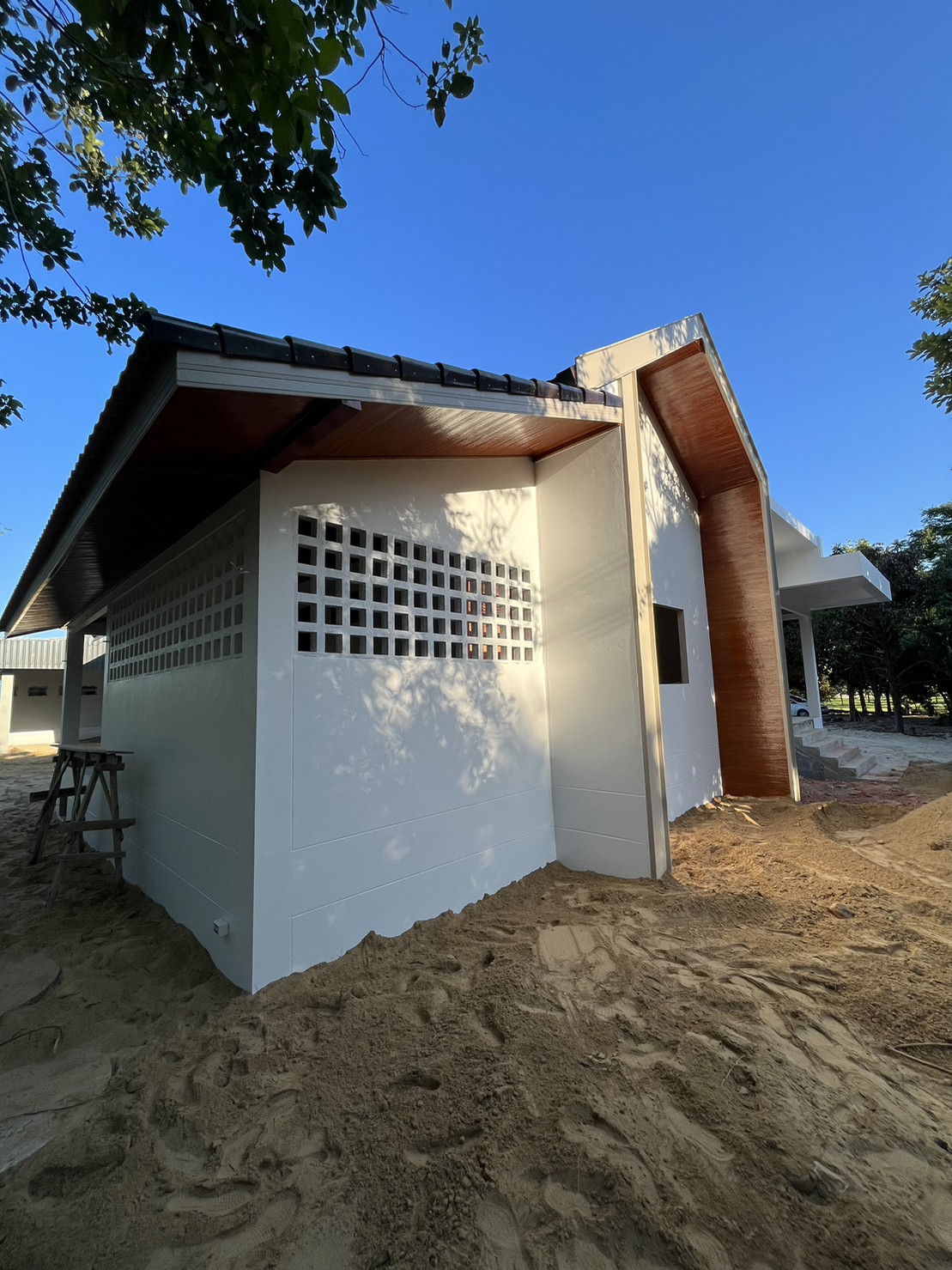 Site photograph of the Na Reng house: Side wall and ventilation blocks