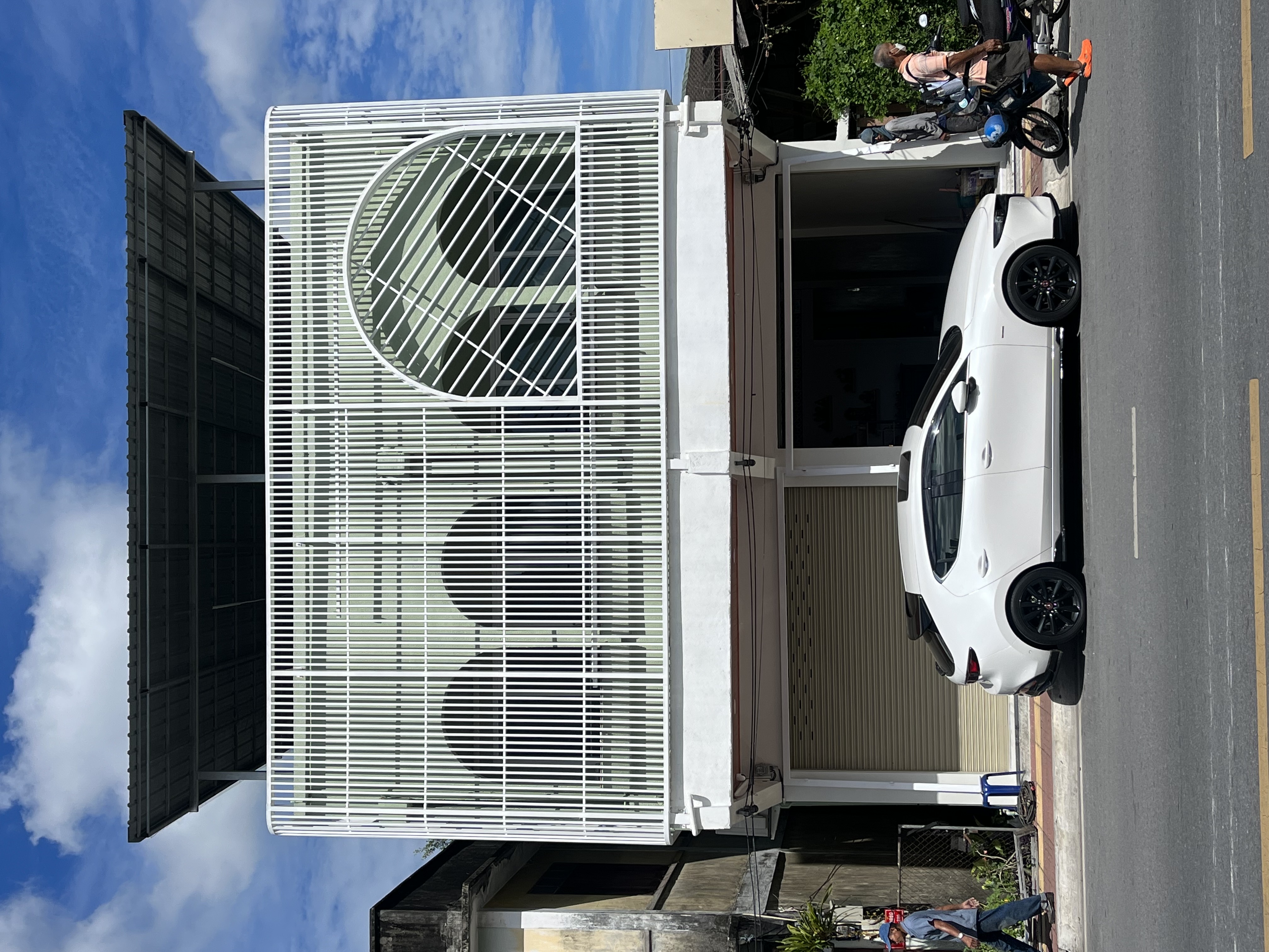 Site photograph of Namo Silver: White facade screen and arched detail