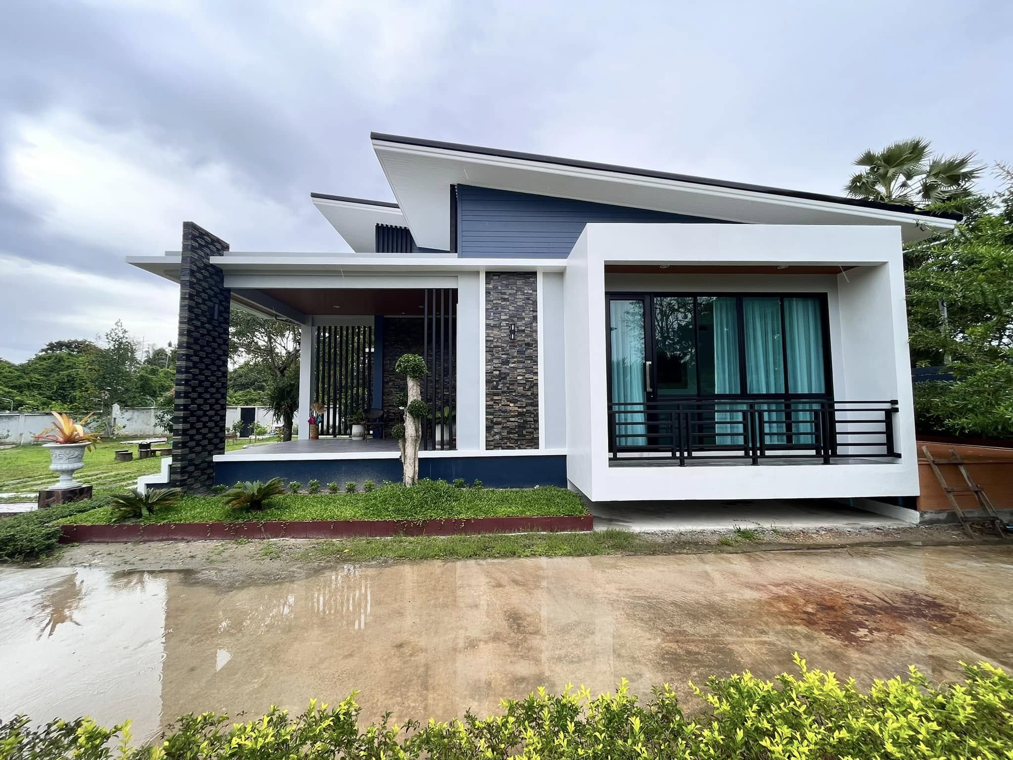 Built photograph — garden facade of the single-storey house