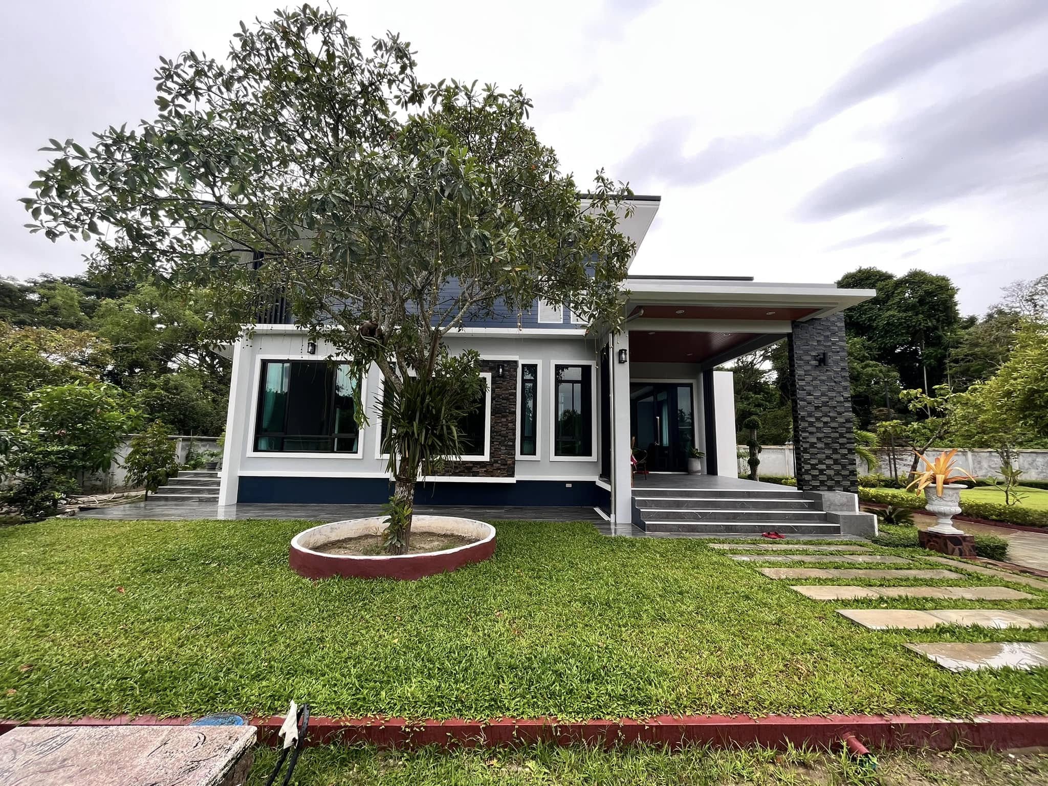 Built photograph — entrance and garden of the single-storey house