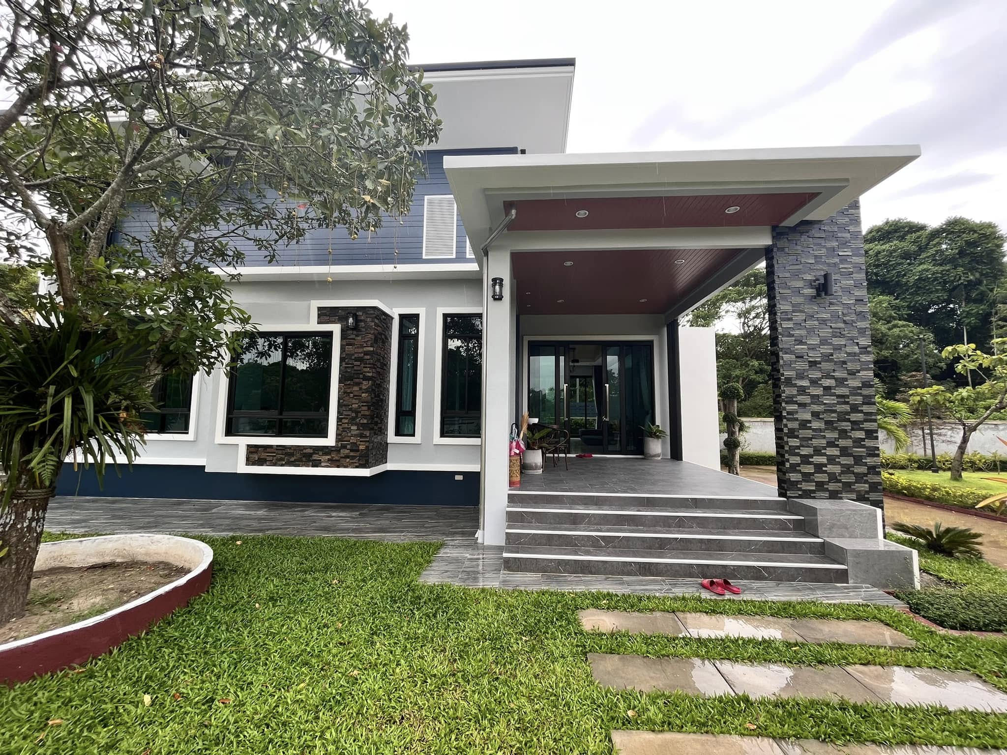 Built photograph — sheltered entrance of the single-storey house