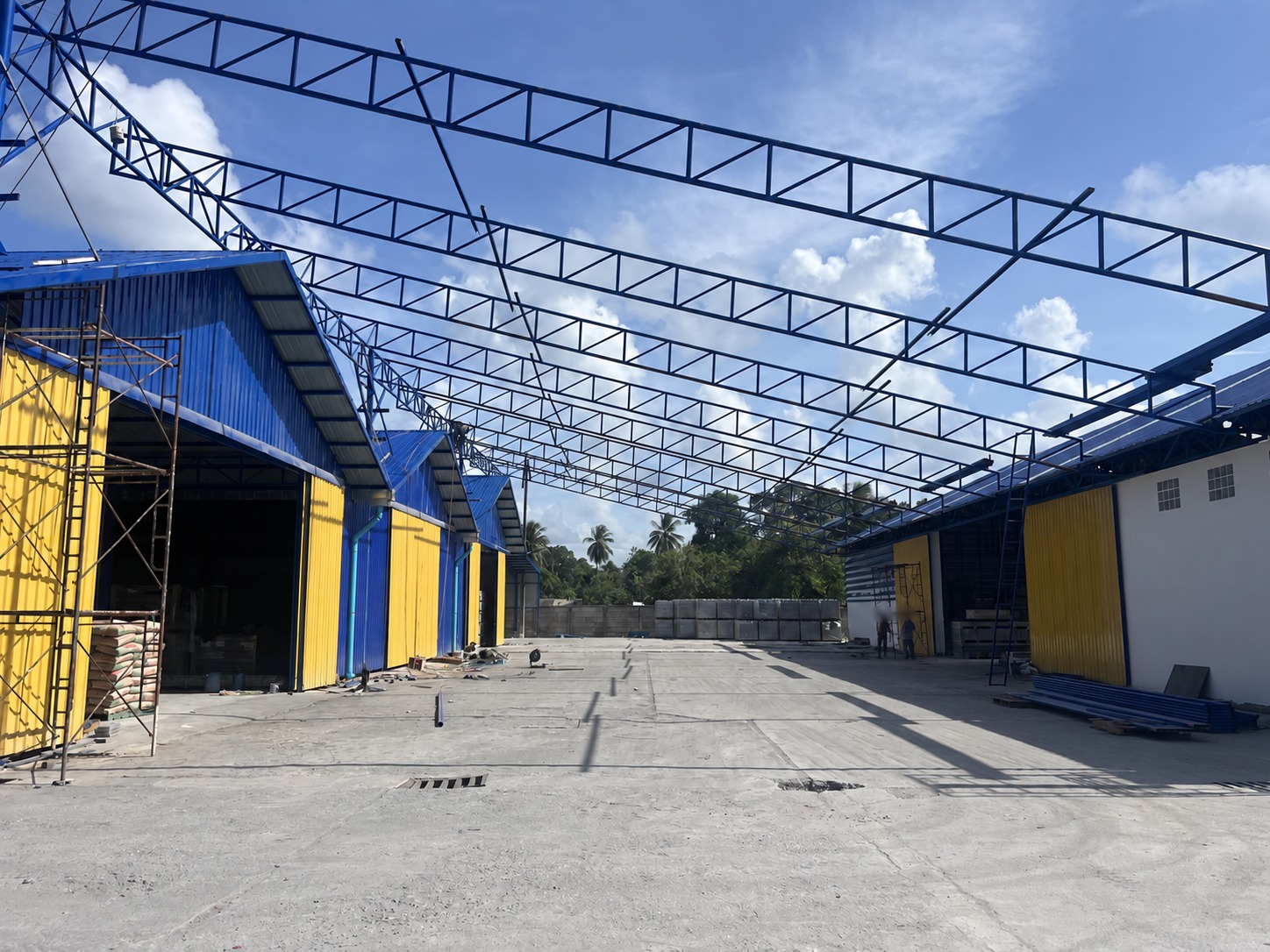 Factory Renovation - Tha Phae - Courtyard and exposed roof structure